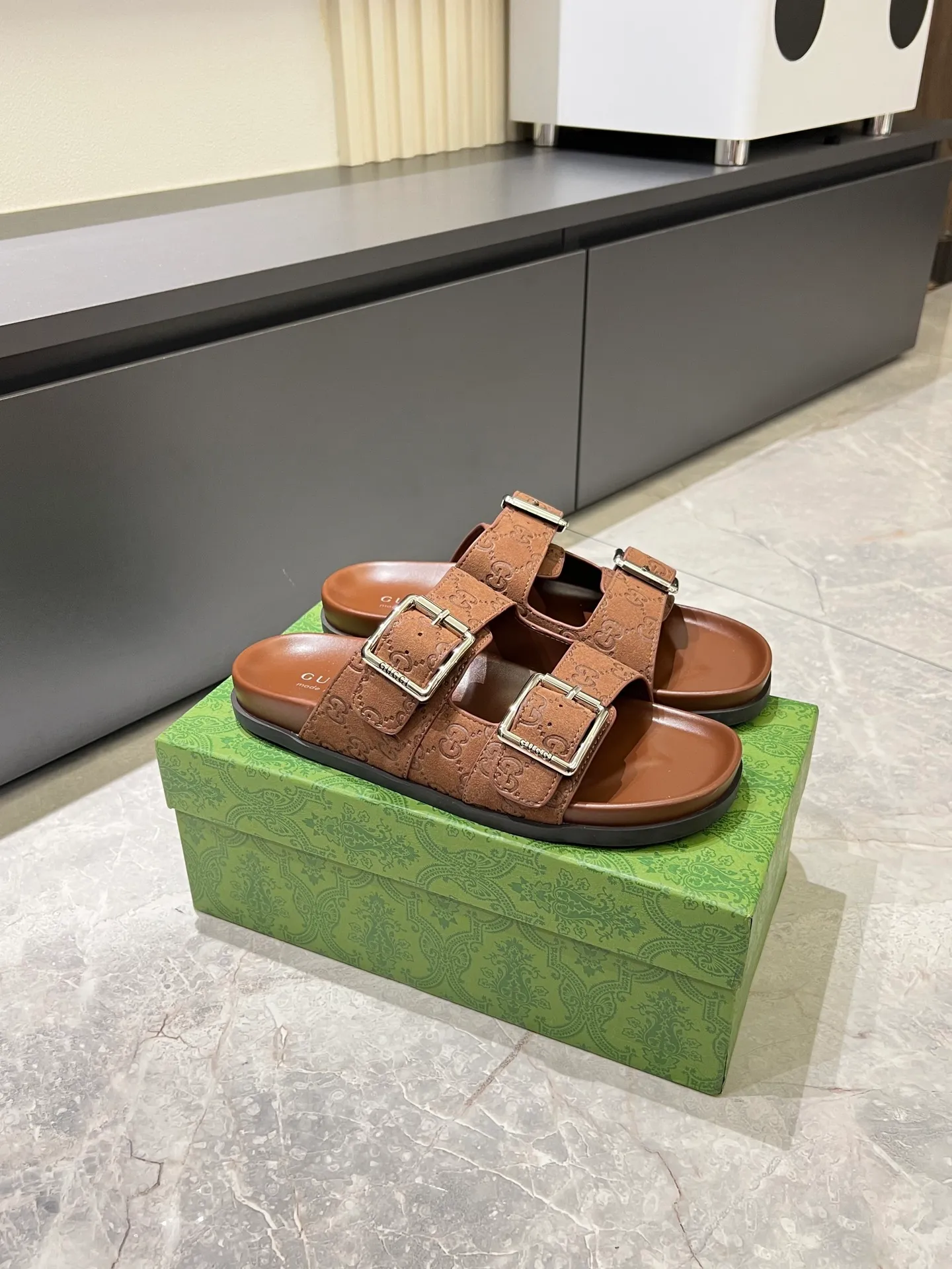 Men's Men's Shoes 💰p320 "GUCC＊" These slippers are made of GG polyester and feature a Gucci label on the front, adding a bold logo feel to the style. "Gucci Made in Italy" stamped label Rubber sole. Size 38-44
